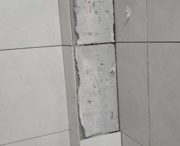 台安瓷砖空鼓维修公司分享下瓷砖施工前基层浇水润湿程度不足，可能导致以下问题