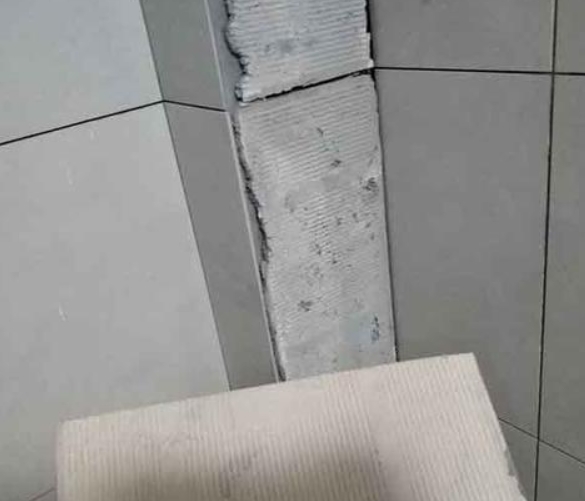 台安瓷砖空鼓维修公司分享下厨房瓷砖脱落的补救措施。